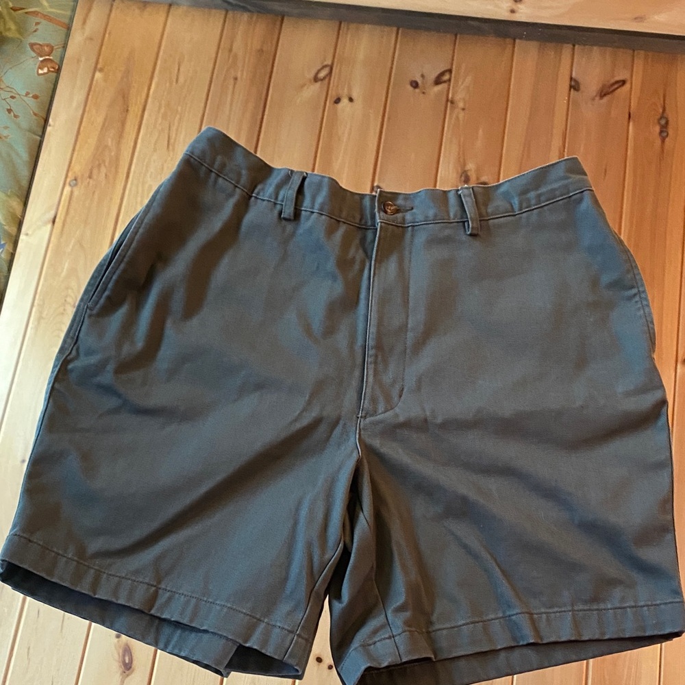 NWOT Roundtree & Yorke olive Flat Front Shorts
